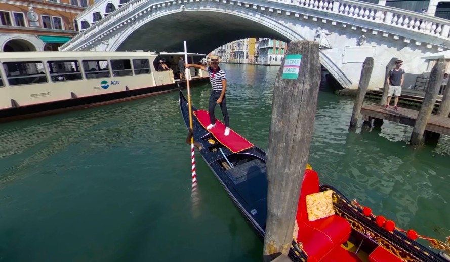 Multiplayer tours let friends explore together and communicate via live voice chat.